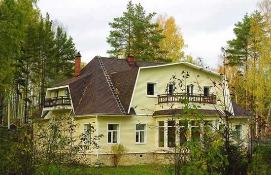 дом с финский коричневой