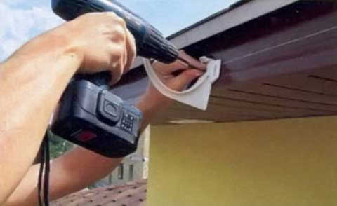 монтаж кронштейна  желоба водостока