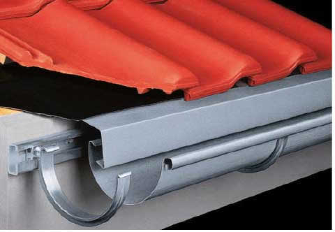 монтаж желоба водостока